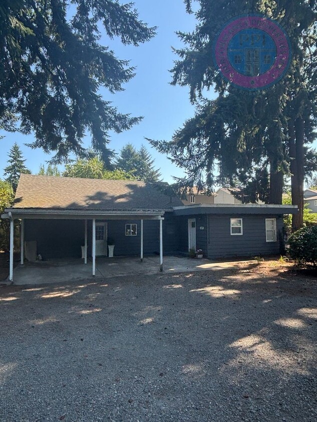Primary Photo - Newly Remodeled Home With Large Yard In Ro...