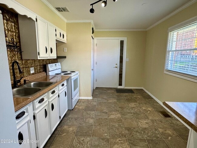 Building Photo - 6216 Hillcrest Ct