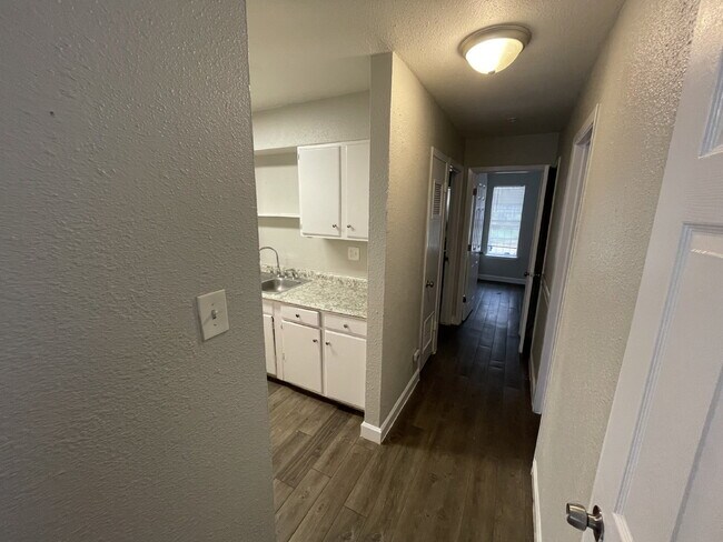Building Photo - Two bedroom, 1 bathroom apartment