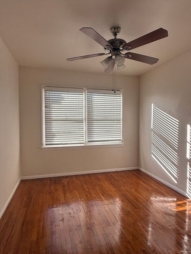 Foto del edificio - Renovated 1BR/1BA Cottage with Classic Character and Inviting Charm