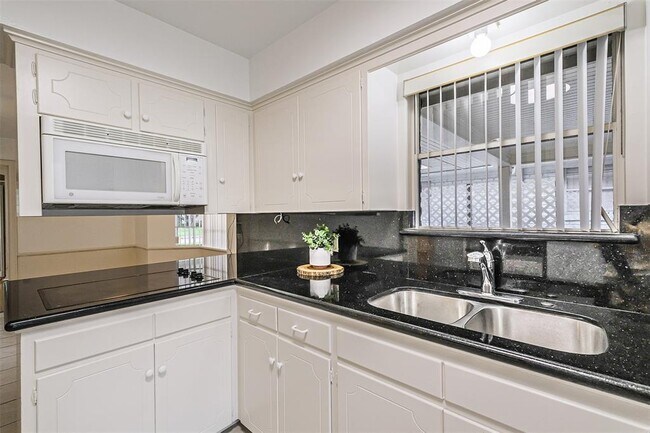 Foto del edificio - 6122 Piping Rock Ln