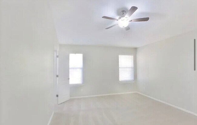 Building Photo - MOVE IN READY