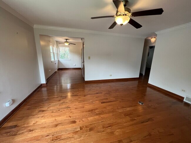 Building Photo - 827 E South Broadway Ave