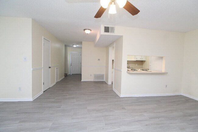 Building Photo - Updated 3 bed 2.5 bath Townhome  ~ Close t...