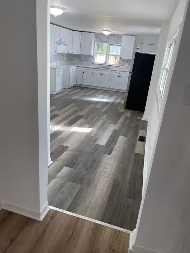 Building Photo - 5 bed 1.5 bath amazing looking