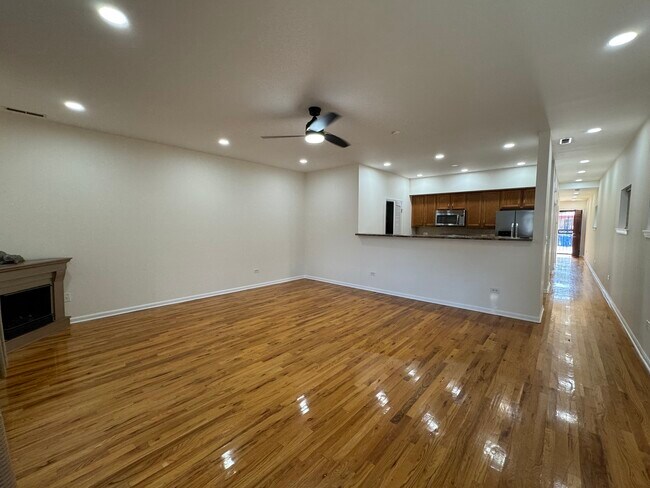 Foto del edificio - 2155 W Warren Blvd
