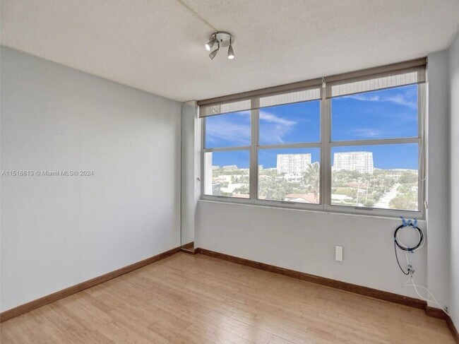 Foto del edificio - $2,900MONTHLY;11930 N BAYSHORE DR #601 NOR...