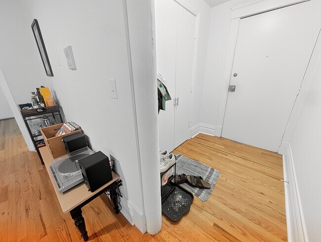 Foto del edificio - Large 2 BR/ 1 BA in Fantastic Wicker Park Location