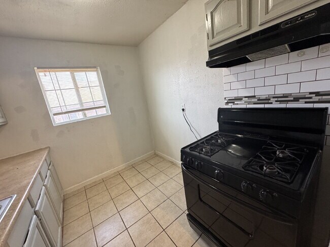 Foto del edificio - Fouplex unit ready to move in in Castle Hill!