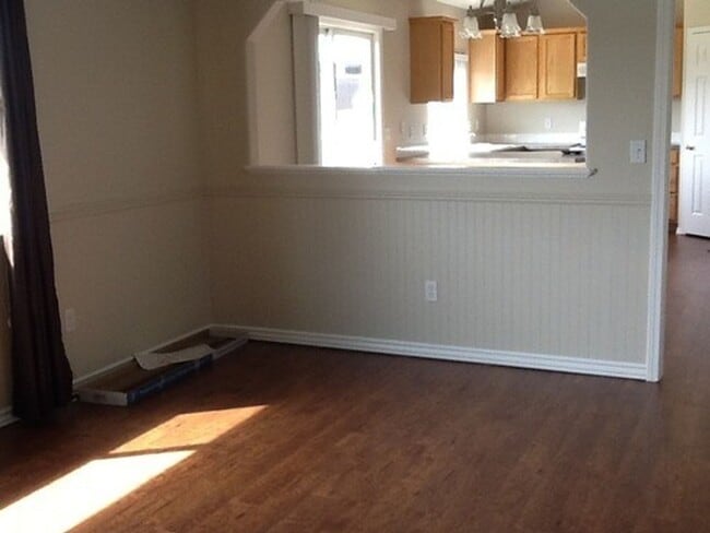 Building Photo - Spacious 4 bedroom 2.5 bath 2 story home