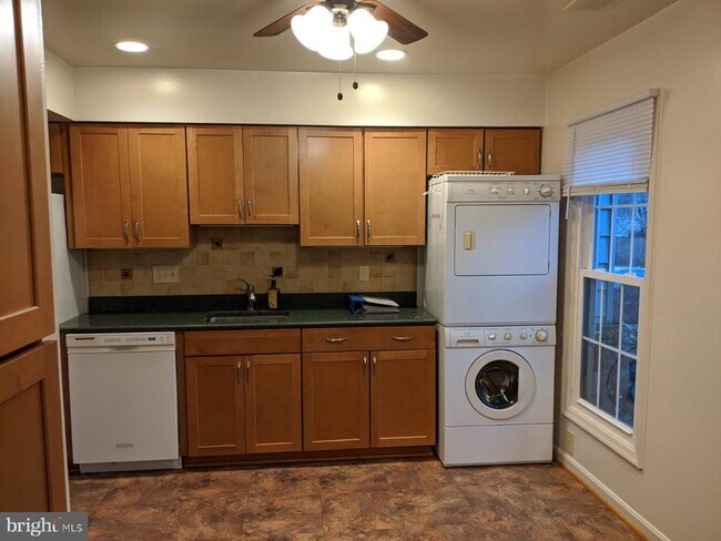Building Photo - 6576 Yadkin Ct