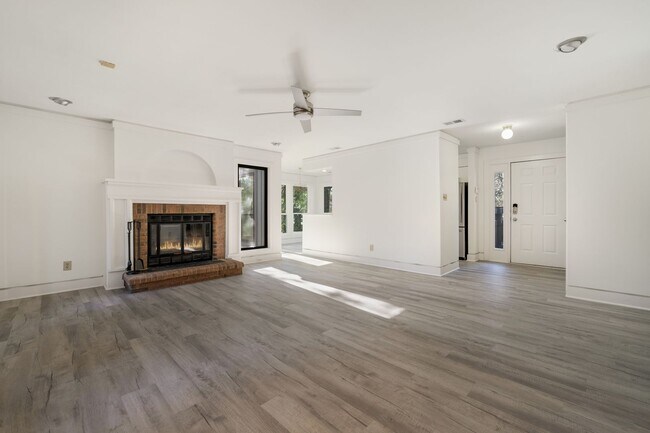 Foto del edificio - 2 bed 2 bath Recently Renovated Condo Loca...