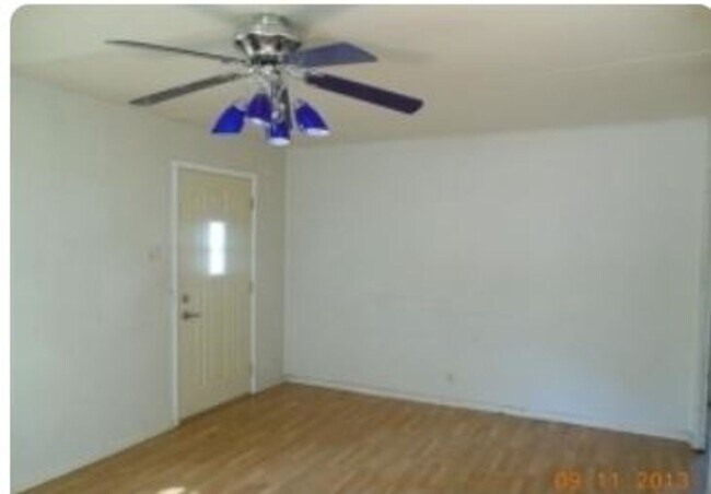 Building Photo - 2 Bedroom, 1 bath home for rent