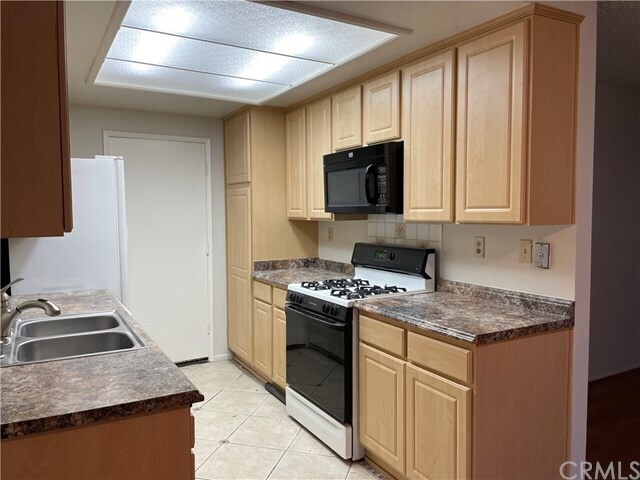 Building Photo - 1110 Strawberry Ln
