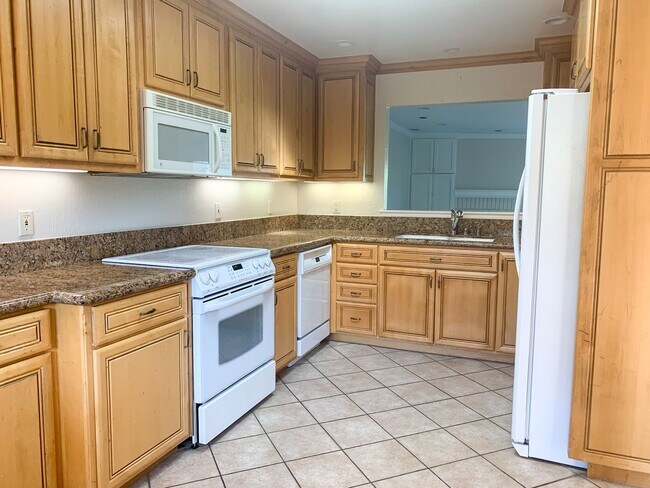 Foto del edificio - Townhome with Stunning Vasona Lake & Foothill Views Near Downtown Los Gatos
