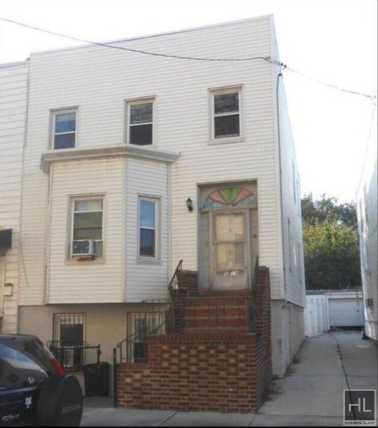 Building Photo - Incredible Jr 1 CRESCENT STREET