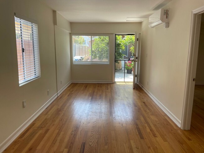 Foto del edificio - 1 Bed 1 Bath with In Unit Laundry and AC Available in PRIME Echo Park!