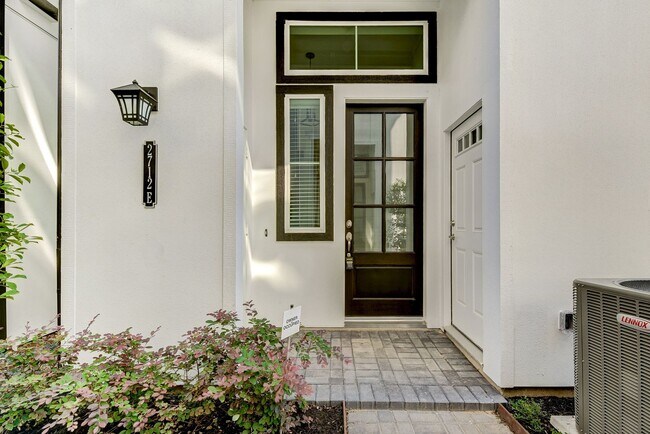 Foto del edificio - Welcome to your brand-new, 3 bedroom/3.5 b...