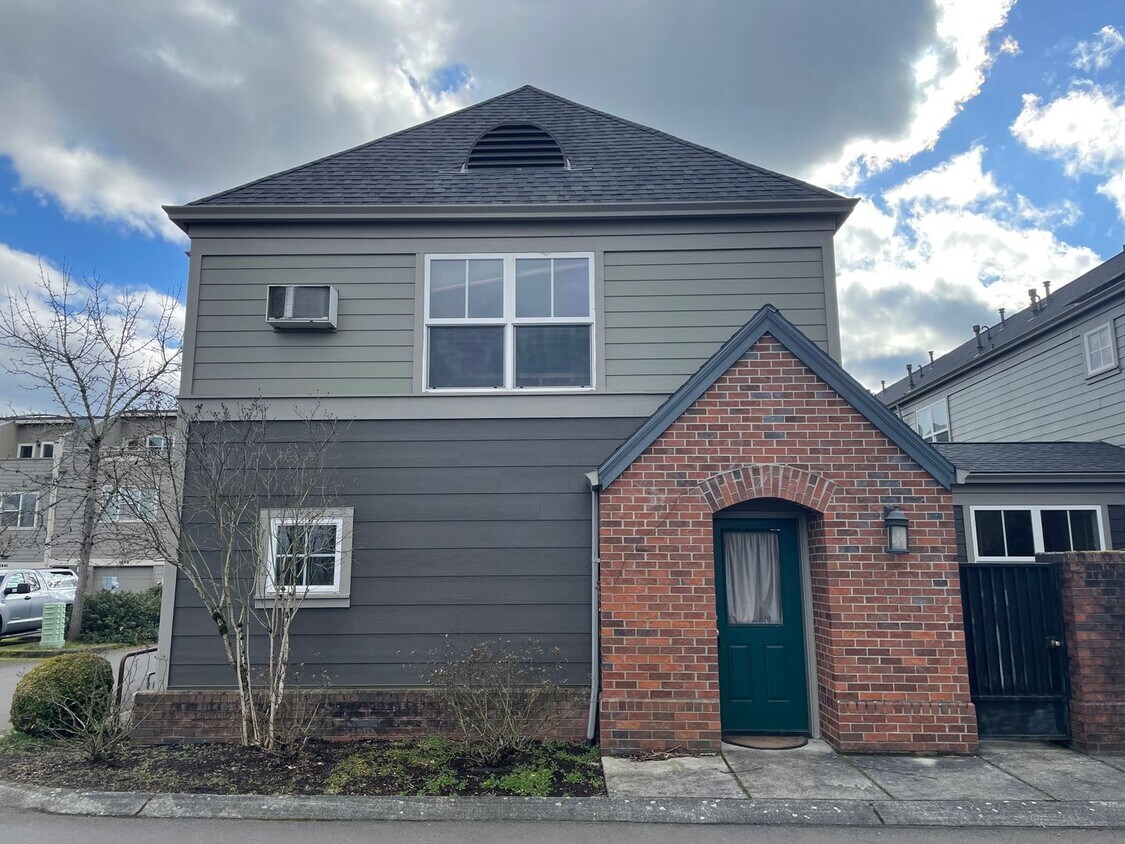 Primary Photo - *** 1/2 MONTH FREE & FREE APPLICATION FEE ...