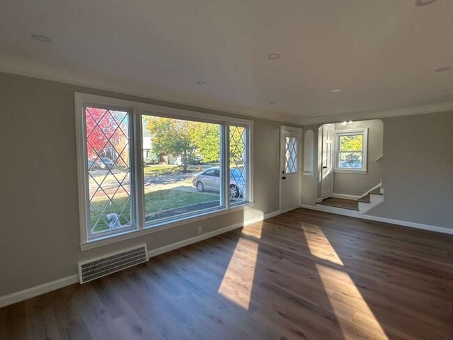 Building Photo - Spacious 3-Bedroom Home with Modern Comfor...