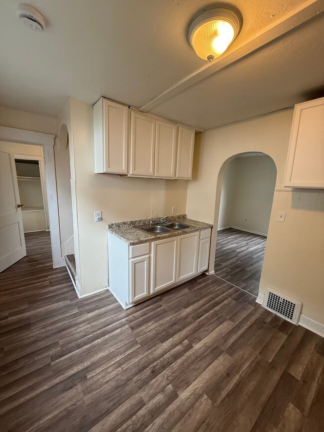 Building Photo - 1948 Long Ave