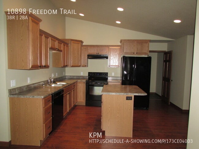 Building Photo - 3 BEDROOM | 2 BATH | GARAGE | NEWER TOWNHO...