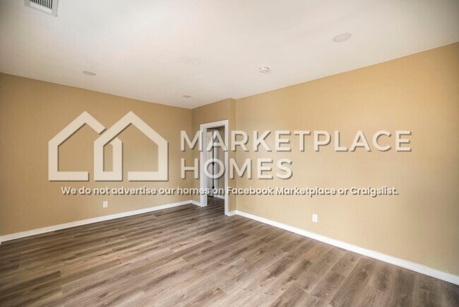 Building Photo - 955 Putnam St