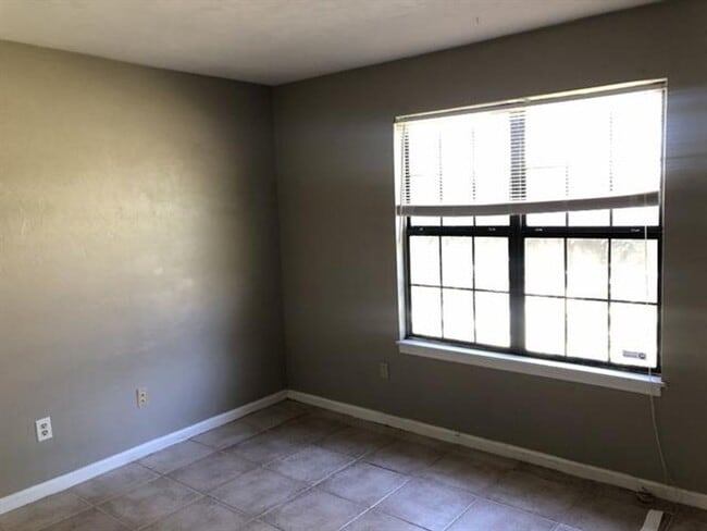 Foto del edificio - Fenced yard with NO CARPET in Melody Hills!