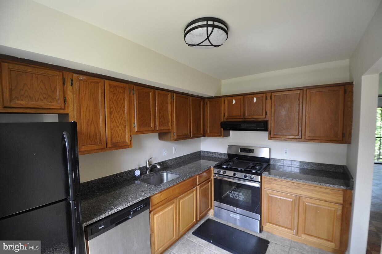 768 Quince Orchard Blvd Unit 201, Gaithersburg, MD 20878 Room for