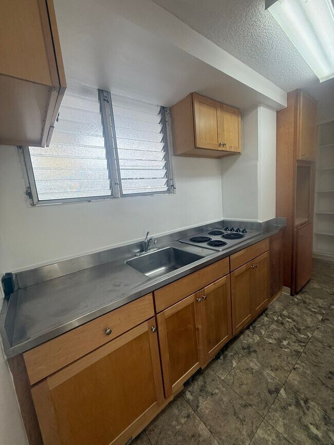 Foto del edificio - Near Waikiki Beach. Window AC. Near Public Transportation