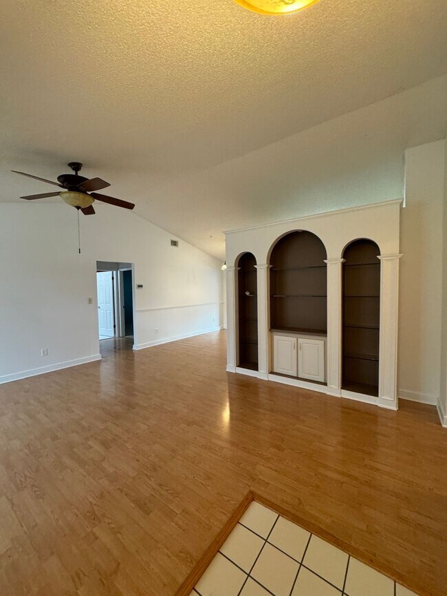 Building Photo - METROWEST 3 BEDROOOM 2 BATH POOL HOME