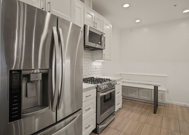 Building Photo - 930 N Doheny Dr