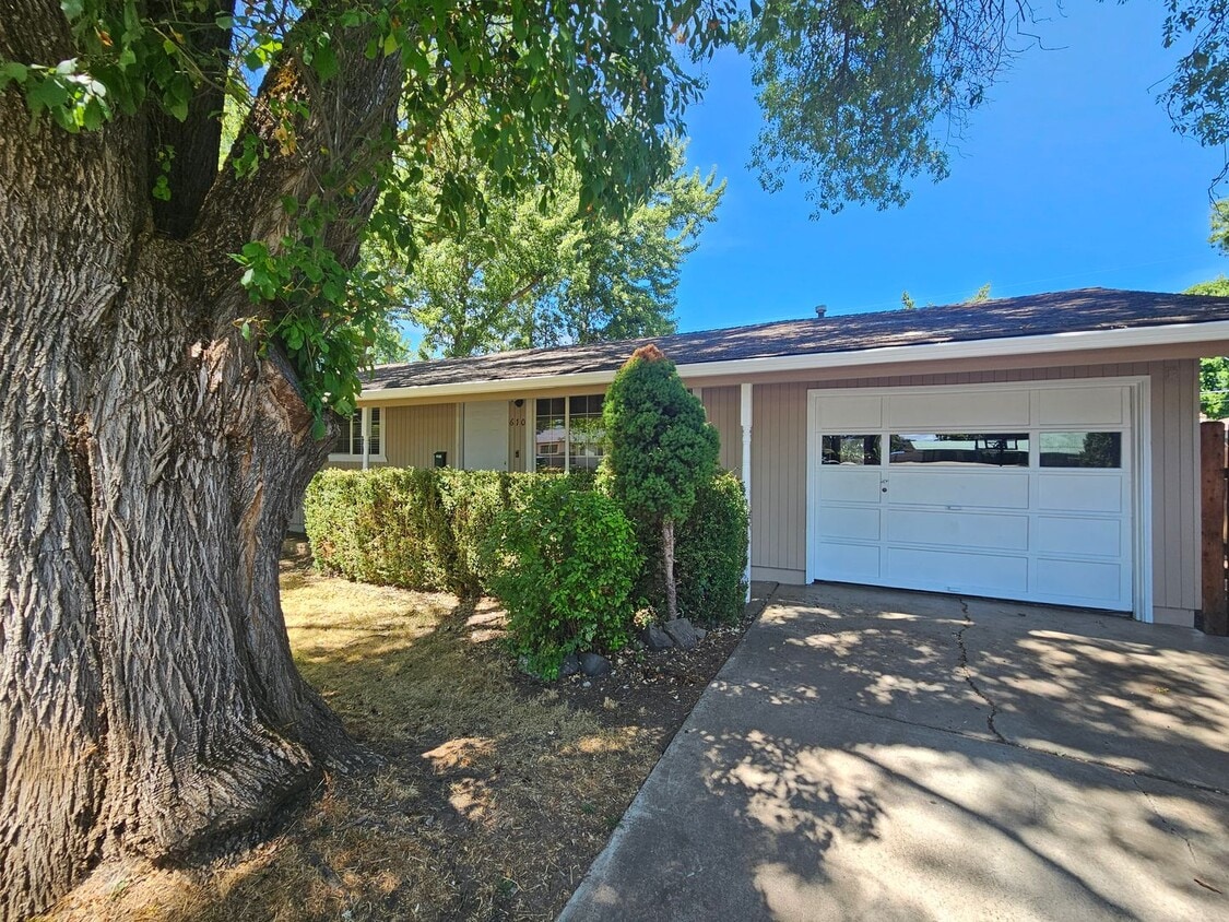 Primary Photo - Home in Ideal Location with Large Backyard!