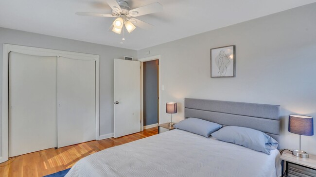 Building Photo - Fully Renovated Units Move-in Ready!