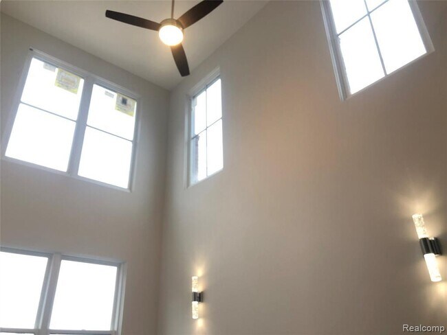 Building Photo - 2060 Villa Rd