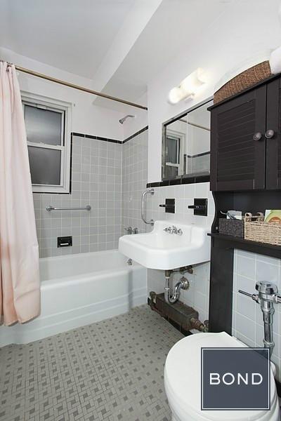 Foto del edificio - 308 W 49th St