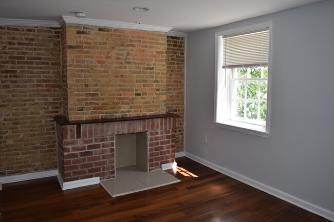 Building Photo - 546 Saint Mary St