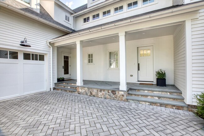 Building Photo - 507 River Rd