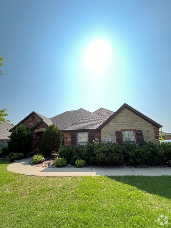 Building Photo - 4007 SW Hollowbrook St