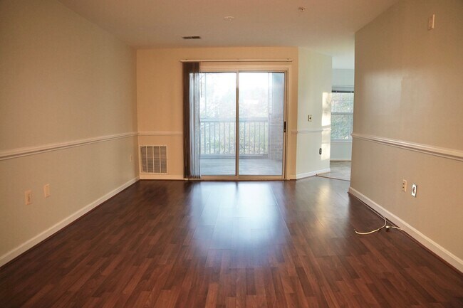 Building Photo - Beautiful 2 BR/2 BA Condo in Greenbelt Lak...