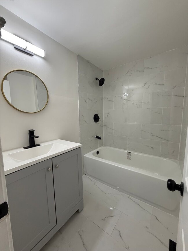 Building Photo - Remodeled 3BD/ 2Bath