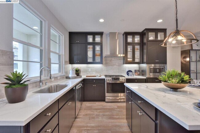 Foto del edificio - $4090/ 3 BR - GORGEOUS BRAND NEW MODEL HOM...