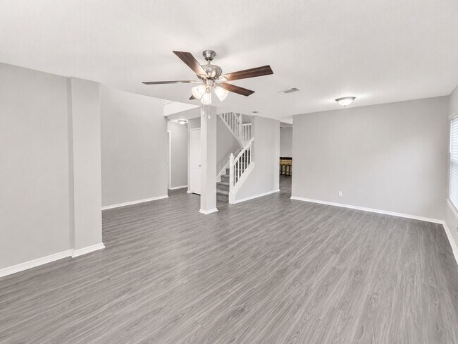 Foto del edificio - Completely updated Ventura beauty with over 2,000 square feet, TWO living areas, and a downstairs...