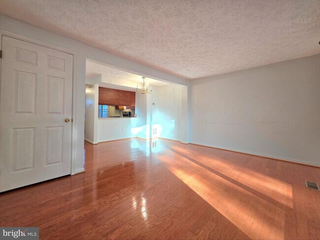 Foto del edificio - 8557 Koluder Ct