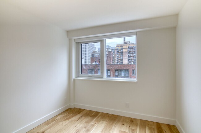 Building Photo - 3460 Rue Peel