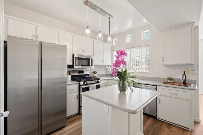 Foto del edificio - SD: Stunning 3BD/2.5BA Townhome in Imperial Beach with Ocean Views, Rooftop Patio & In-Unit Laundry