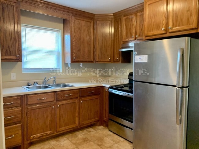 Building Photo - 900 W Montgomery Ave