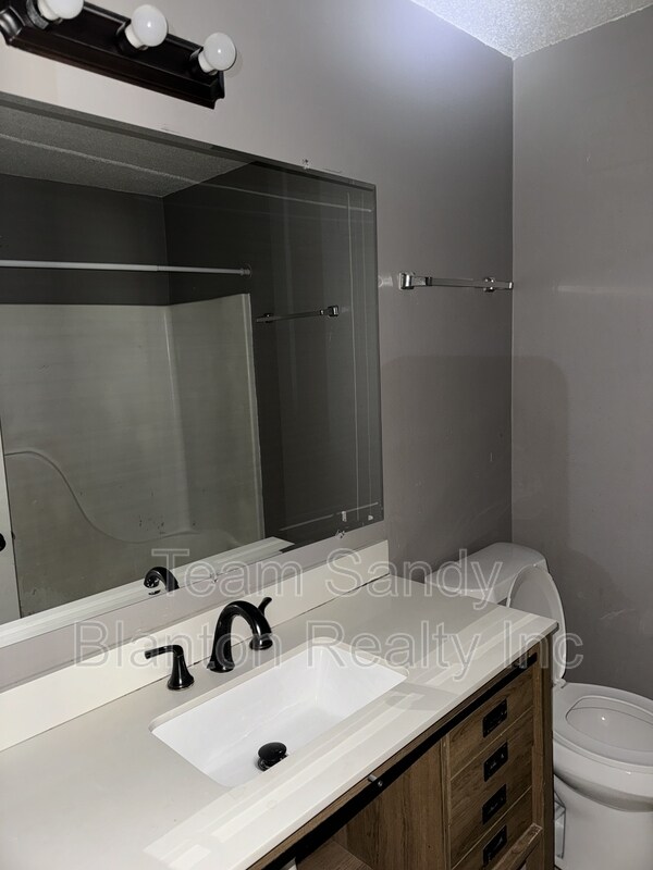 Foto del edificio - 8480 Laredo St