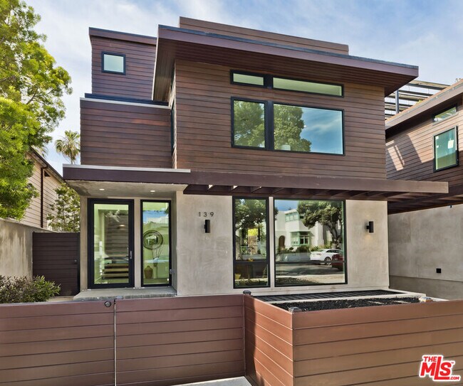 Foto del edificio - 139 Hollister Ave