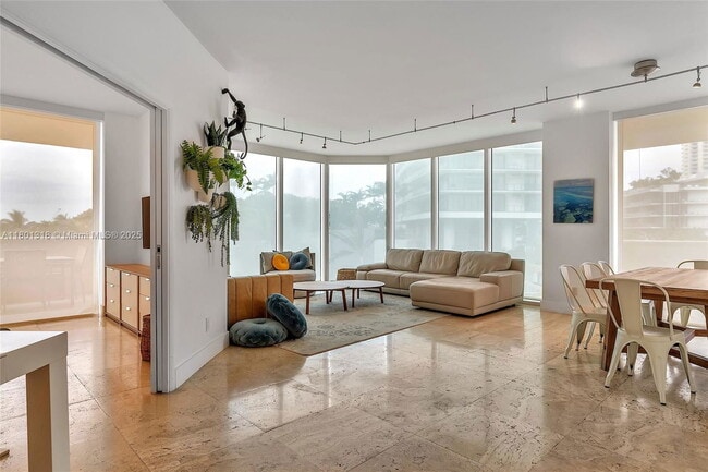 Photo - 300 South Pointe Dr Apartment